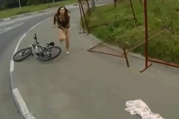 «Καυτό» ατύχημα πάνω στο ποδήλατο!! (ΒΙΝΤΕΟ)