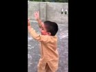 Μικρό αγόρι χορεύει δίχως αύριο!! [video]