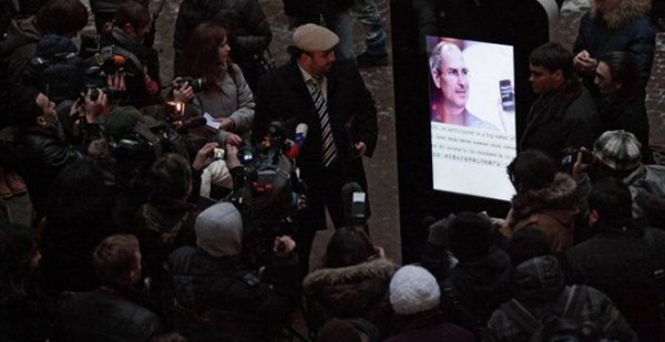 Ρωσία Κατεδάφισαν το μνημείο του Στιβ Τζομπς επειδή ο διάδοχός του είναι ομοφυλόφιλος