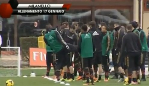 Mario Balotelli fights AGAIN during training! [video]