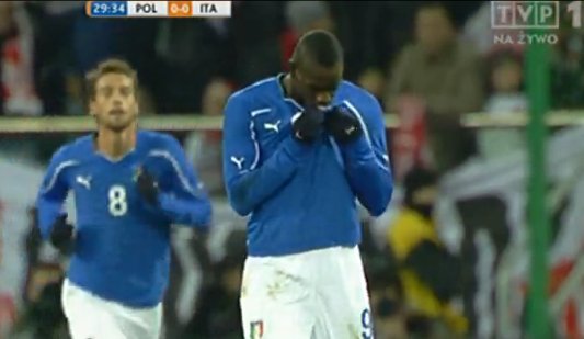 Super Mario Balotelli does not know to celebrate a goal!!!!!!!
