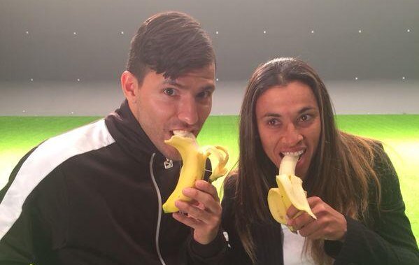 Συνάδελφοι και όχι μόνο στηρίζουν τον Ντάνι Άλβες τρώγοντας μπανάνες! [pics]