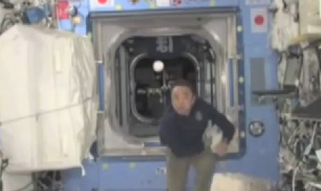 Ιάπωνας αστροναύτης παίζει baseball στο διάστημα!