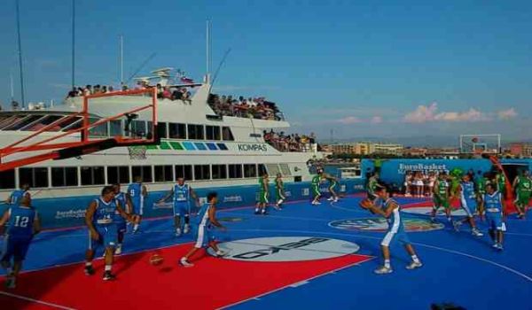 Διασκεδαστικό τουρνουά μπάσκετ πάνω σε σχεδία!