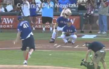 Γέλια προκάλεσε ο  Ντιρκ Νοβίτσκι… σε αγώνα μπέιζμπολ!