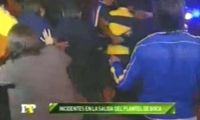 Boca Juniors players vs Tigre fans!