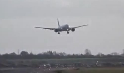 Πιλότος προσπαθεί να προσγειώσει ένα Boeing 777 αλλά… [vid]