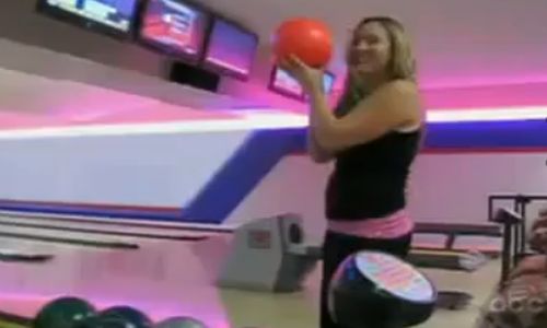 Επικό fail από γυναίκα! Κατέστρεψε οροφή bowling με μια μπαλιά!