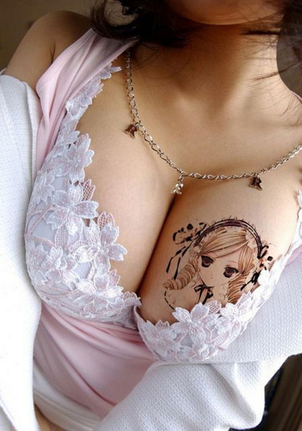Sexy στήθη με tattoo!!!!