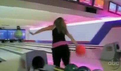 Η κοπέλα απλά δεν ξέρει bowling…