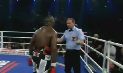Shocking assault of a boxer to the referee!