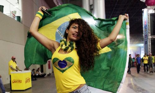 Πασαρέλα το γήπεδο με τις «καυτές» Βραζιλιάνες [pics]