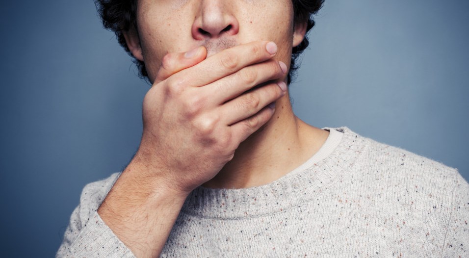 Κακοσμία στόματος: 5 αιτίες που δεν φαντάζεσαι και πώς να την αντιμετωπίσεις!