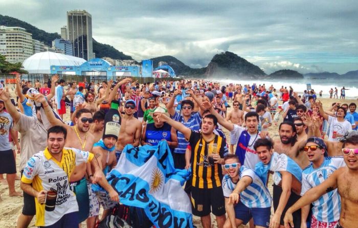 100.000 Argentinians take Copacabana beach ahead of WC Final! [video]
