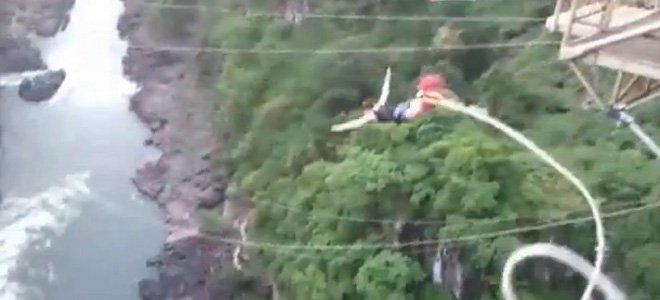 Έσπασε το σκοινί του bungee jumping και έπεσε μέσα στους κροκόδειλους!