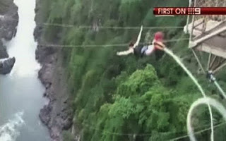 ΣΟΚ! Κοπέλα επέζησε από bungee jumping με σπασμένο σκοινί!