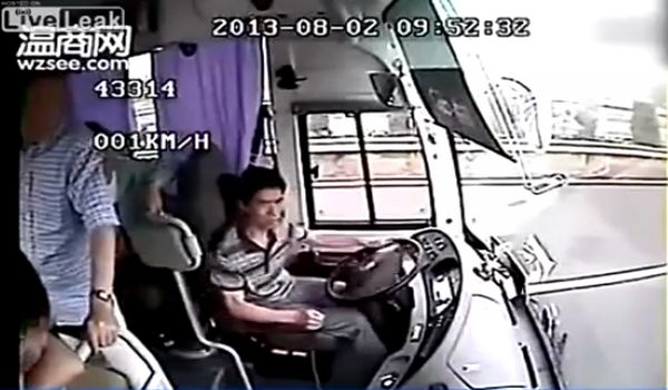 Σοκαριστικό: Δείτε τι γίνεται μέσα σε λεωφορείο που συγκρούεται με φορτηγό!