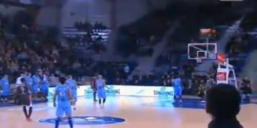 Θα πάθετε πλάκα με αυτό το buzzer beater!