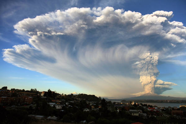 Παρακολουθήστε το εξαιρετικό θέαμα της έκρηξης του ηφαιστείου Calbuco στη Χιλή! (vid)