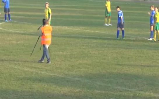 A cameraman’s ridiculous pitch invasion during a women’s match in Russia
