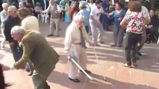 Σούπερ παππούς πετάει τα μπαστούνια του και χορεύει! [video]