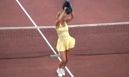 Wozniacki και Cibulkova ξεσαλώνουν στο τερέν χορεύοντας!!
