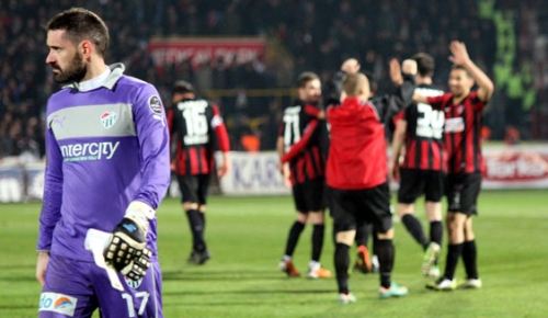 Φεύγει κι αφήνει πίσω του συντρίμμια…