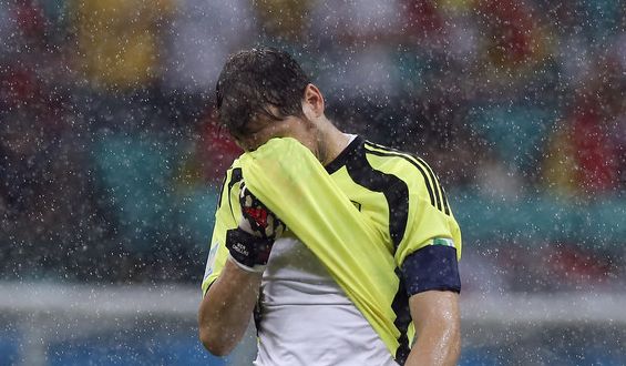 19 heartbreaking moments of Iker Casillas after Spain’s disaster! [pics]