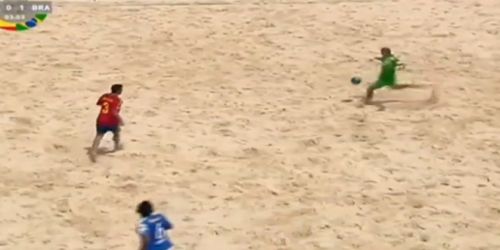 Γκολάρα από τερματοφύλακα στο Beach Soccer