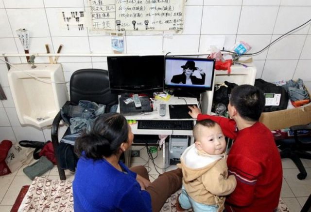 Σοκαριστικό! Κινέζικη οικογένεια ζει… σε τουαλέτα!