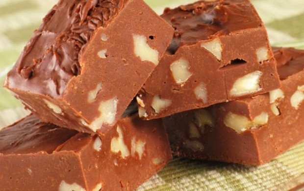 Για τους λάτρεις της σοκολάτας! Φτιάξε μόνος σου πεντανόστιμο Σοκολατένιο γλυκό ψυγείου με 3 υλικά!
