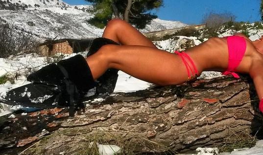 Ποια διάσημη Ελληνίδα γυμνάστρια εμφανίστηκε γυμνη στον χιονιά και ανέβασε την… θερμοκρασία!