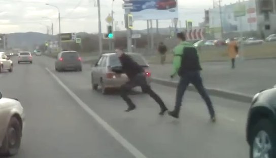 Ρώσοι οδηγοί πλακώθηκαν στη μέση του δρόμου!