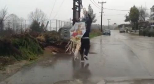Απίστευτο κόλπο: Δείτε πως πέταξε χαρταετό στη βροχή [vid]