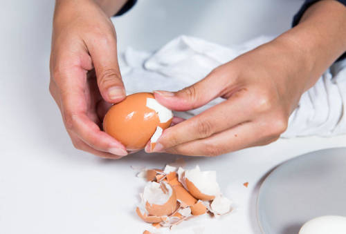 Ο πιο γρήγορος τρόπος να καθαρίσεις αυγό!(video)