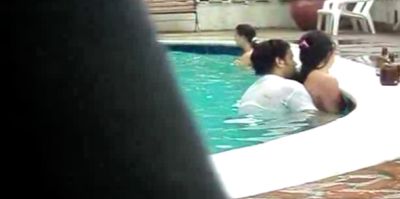 This couple is crazy!! See what are they doing in the pool!!