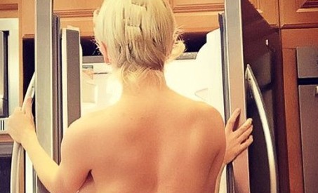 Γνωστή σιλικονάτη τηλεπερσόνα έστησε κ@λο topless στο instagram!
