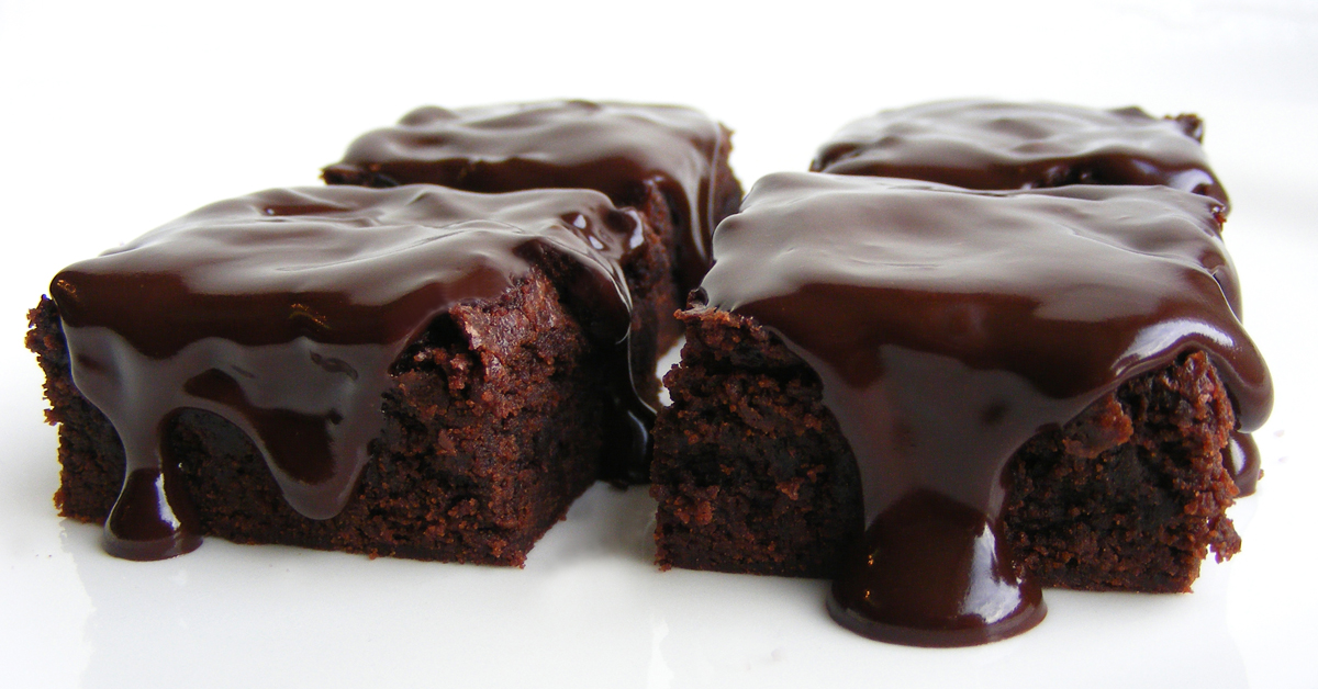 Φτιάξε μόνος σου το πιο ζουμερό και λαχταριστό σοκολατένιο κέικ με 3 μόνο υλικά!
