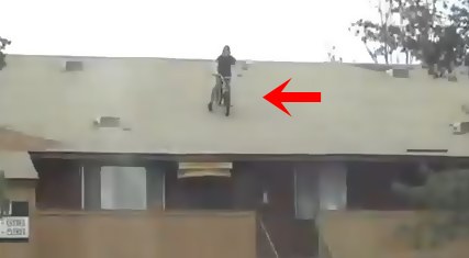 “Τρελό” άλμα με το ποδήλατο από την οροφή! (video)