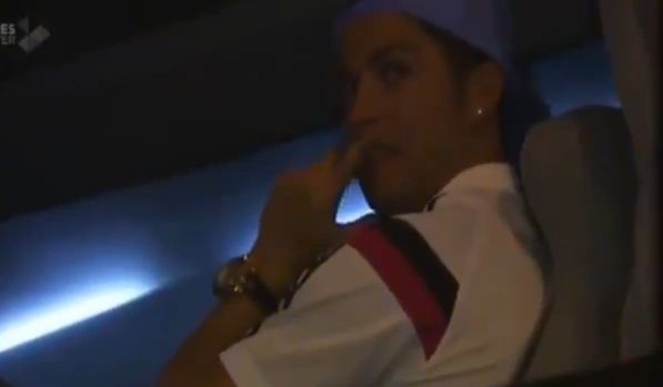 Cristiano Ronaldo blows a kiss to Atletico fans insulting him! [vid]