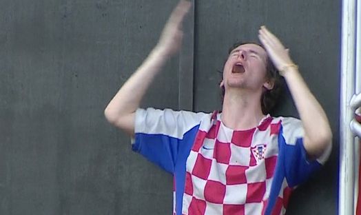 Ένας Κροάτης… “χτυπιέται” ανάμεσα σε χιλιάδες Βραζιλιάνους! [video]