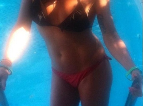 Sexy Ελληνίδα μαμά με μπικίνι στη πισίνα, ανεβάζει τον υδράργυρο στα ύψη !