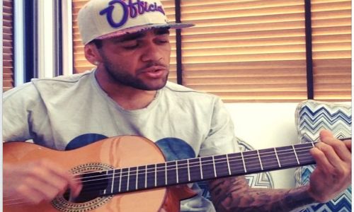 Dani Alves sings and plays guitar [vid]