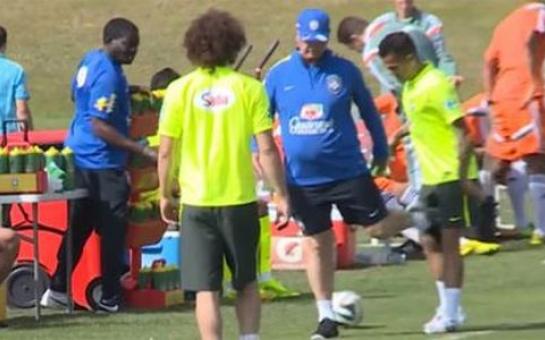 Dani Alves gets kicked in the privates by Luiz Felipe Scolari [vid]