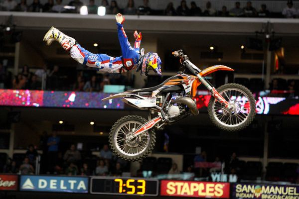 Dany Torres «flies» with his motorcycle in freestyle motocross