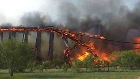 Απίστευτο βίντεο με πτώση γέφυρας λόγω φωτιάς!