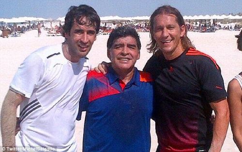 Μαραντόνα, Σαλγκάδο και Ραούλ παίζουν beach volley