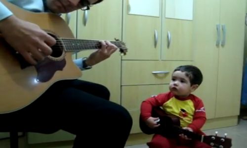 Ο 2χρονος που παίζει κιθάρα και τραγουδά «Beatles»