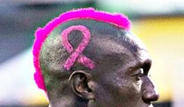 Ποδοσφαιριστής υποστηρίζει την εκστρατεία ενάντια του καρκίνου του στήθους