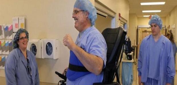 Η ιστορία του παράλυτου χειρουργού που προκαλεί θαυμασμό (video)